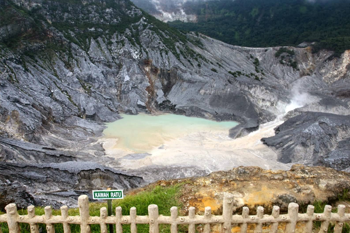 Active Volcano, Rice Field, Hot Spring, Fruit market, Tea Plantation with Lunch ( Start From Jakarta )